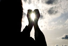 巴西队医：阿利松目前状态正常；接下来几天将密切关注他.